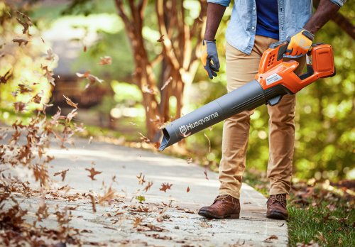 Husqvarna lövblåsare som blåser löv